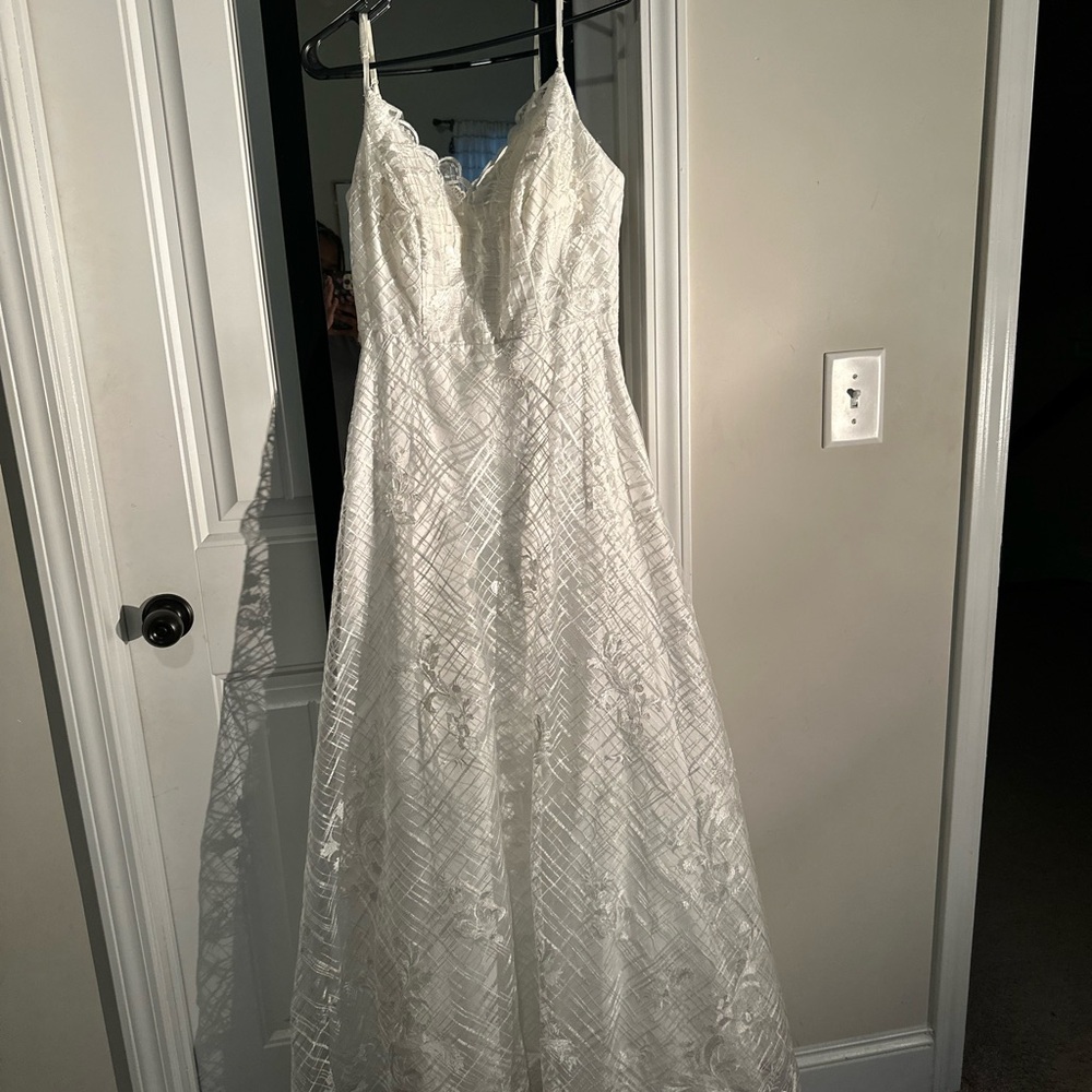 Elegant White Maxi Dress with Lace Bodice